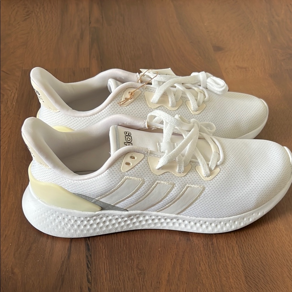 Adidas Cloudfoam ComfortWhite Sneakers with Minimalist Design and Geometric Sole